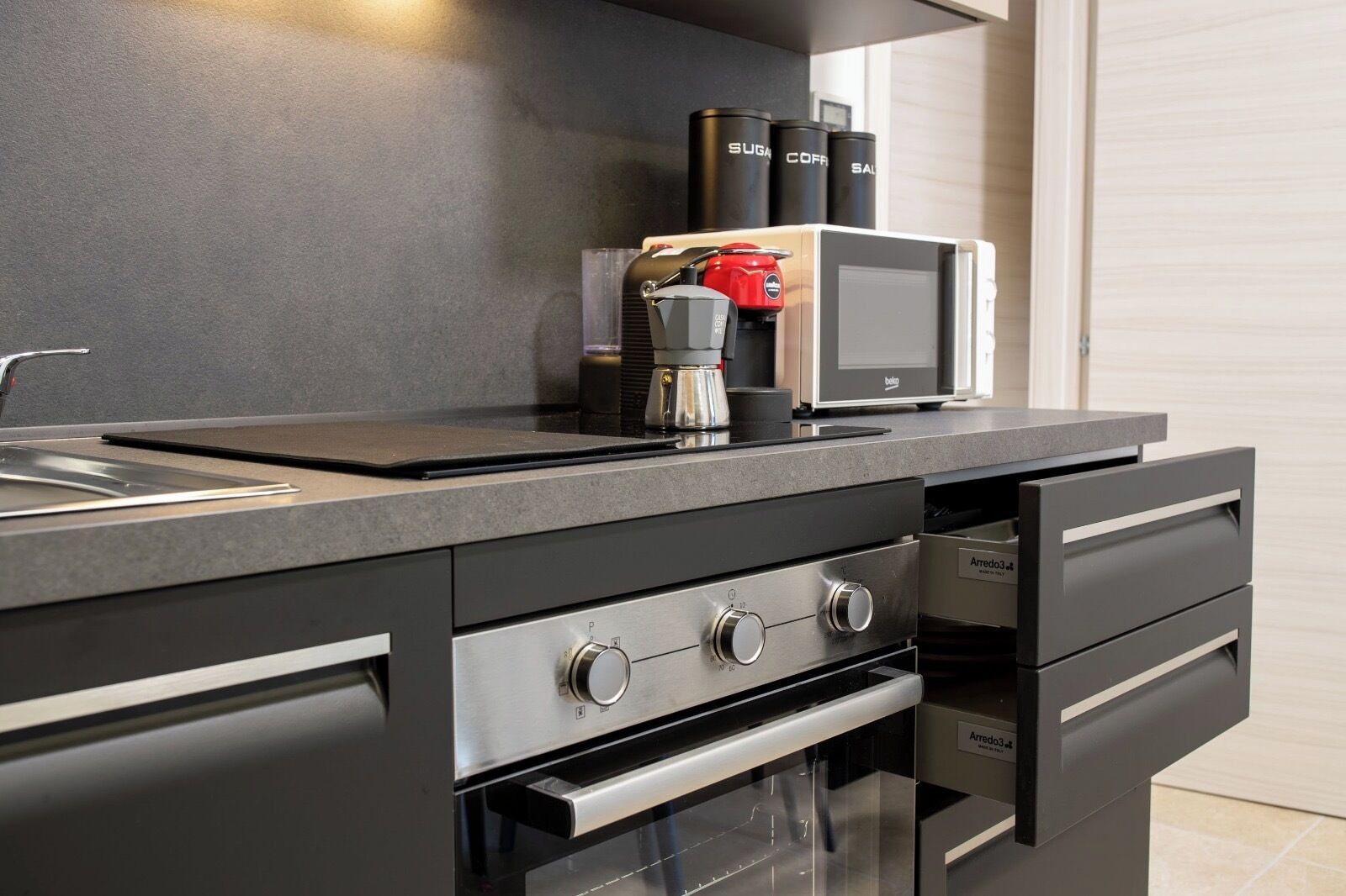 Appartement Panoramique, balcon, vue mer | Cuisine privée | Machine à expresso, cafetière/bouilloire, mini réfrigérateur