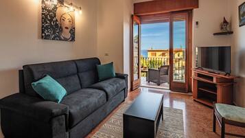 Appartamento panoramico, balcone, vista mare | Area soggiorno | TV