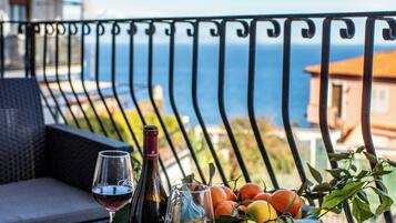 Appartamento panoramico, balcone, vista mare | Terrazza/patio