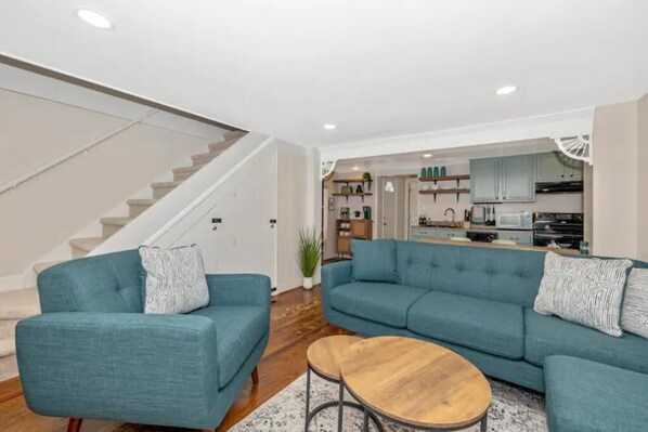 Smart TV, books - Unique Little Charmer in Downtown Frederick
(Frederick)