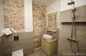 تجهيزات دش، مجففات شعر، مناشف، صابون