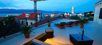 Authentic stone house with harbor & sea views and rooftop jaccuzzi