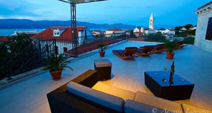 Authentic stone house with harbor & sea views and rooftop jaccuzzi