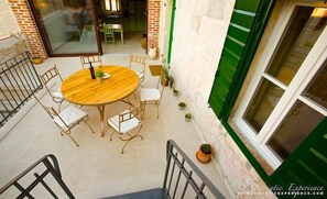 تناول الطعام بالخارج