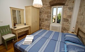 3 عدّة غرف نوم وواي فاي وملاءات أسرّة