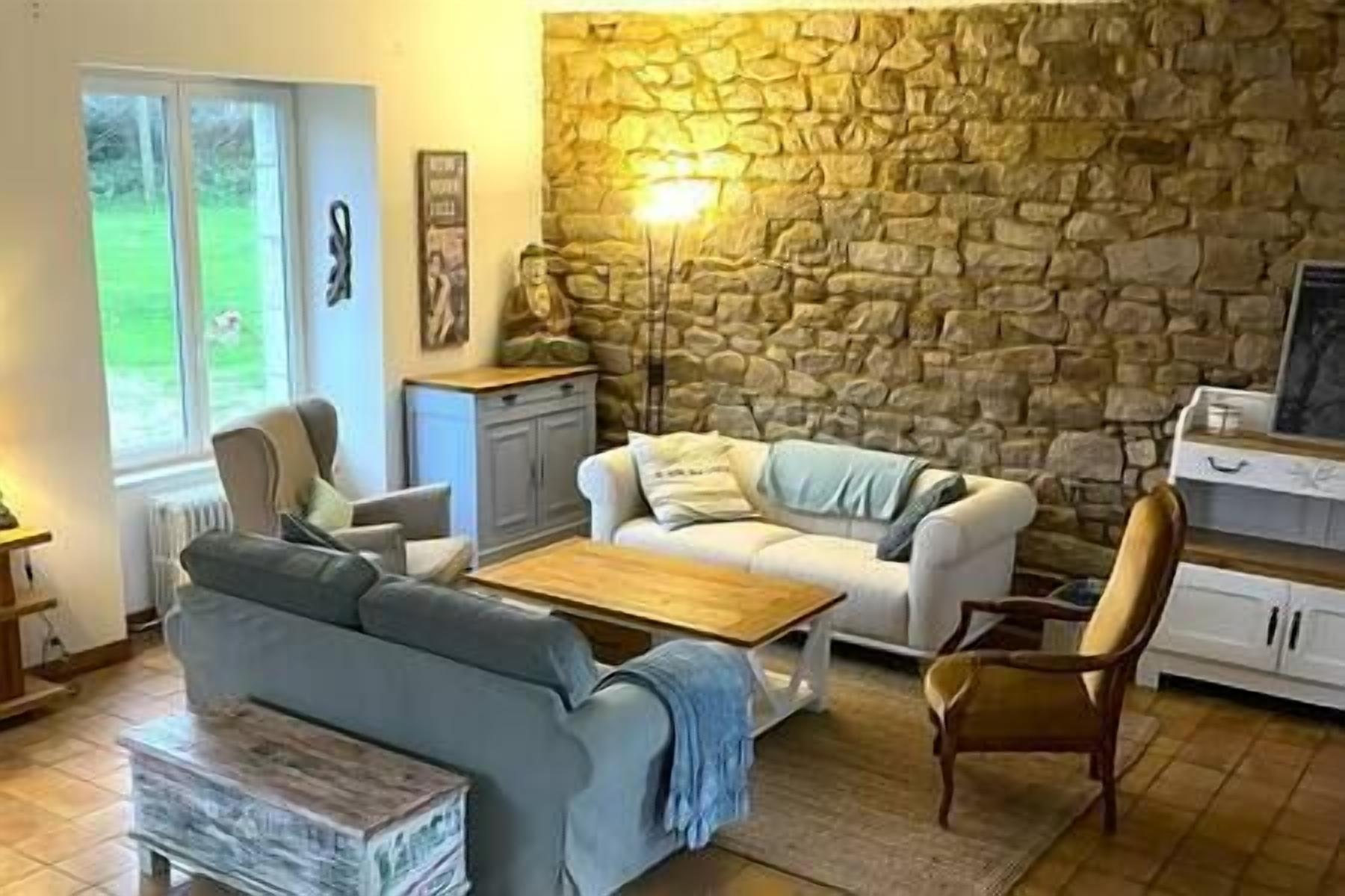 Smart-tv, een dvd-speler, tafelvoetbal en boeken