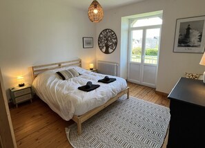 4 slaapkamers, een strijkplank/strijkijzer, reisbedje, gratis wifi