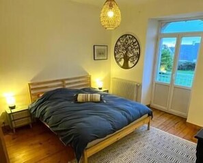 4 bedrooms, iron/ironing board, free WiFi, bed sheets