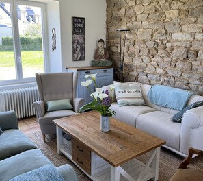 Smart-tv, een dvd-speler, tafelvoetbal en boeken