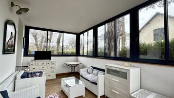 Fernseher, Tischtennisplatte