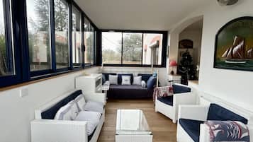 Fernseher, Tischtennisplatte