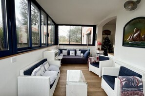 Télévision, table de tennis de table