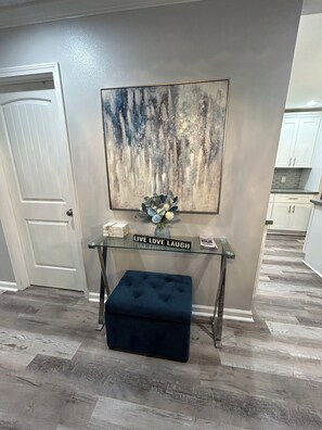 Interior - Modern 3 bedrm 5 mins 2 airport free parking wi-fi (Kenner)