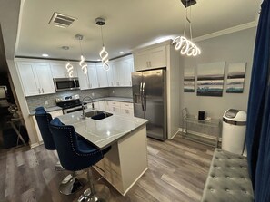 Fridge, microwave, oven, stovetop - Modern 3 bedrm 5 mins 2 airport free parking wi-fi (Kenner)