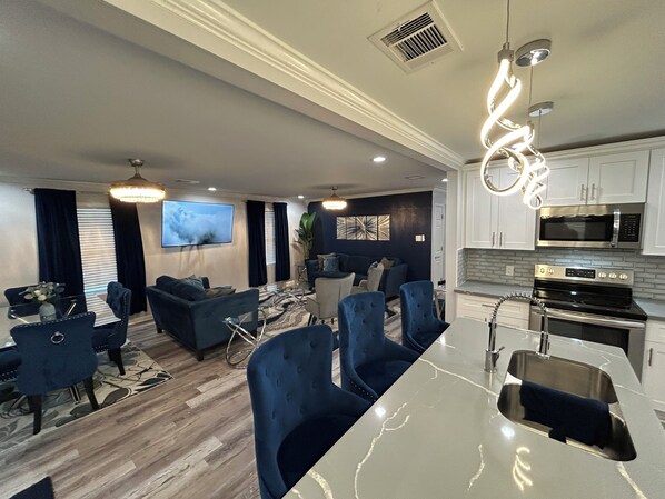 Interior - Modern 3 bedrm 5 mins 2 airport free parking wi-fi (Kenner)