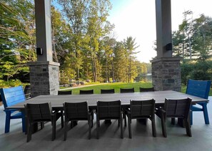Outdoor dining - Muskoka Modern Luxury Lake House Cottage (Port Carling)