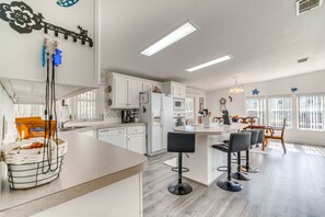 Fridge, microwave, stovetop, dishwasher - Waterfront Weeki Wachee Home w/ Fire Pit! (Spring Hill)