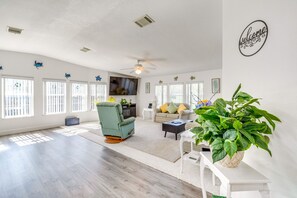 TV, fireplace, books - Waterfront Weeki Wachee Home w/ Fire Pit! (Spring Hill)
