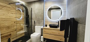 Een douche, een haardroger, handdoeken, zeep