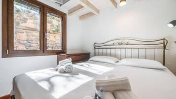 3 chambres, coffres-forts dans les chambres, fer et planche à repasser