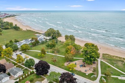 Beachside Condo Downtown with Lake Michigan Views