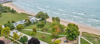 Beachside Condo w/ Stunning Lake Views
