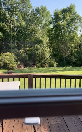Property grounds. Cozy Lake House near Pymatuning Lake