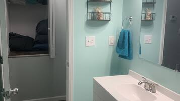 Pyyhkeet, saippua, vessapaperi