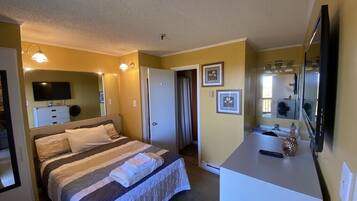 3 habitaciones, tabla de planchar con plancha, wifi y ropa de cama