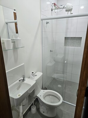 Dusche, Haartrockner, Handtücher, Seife