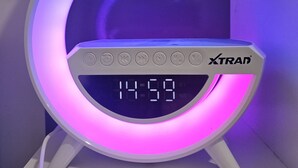 Une horloge numérique au design circulaire, de la marque « XTRAD ».