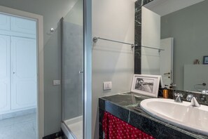 Dusj, hårføner og bidé