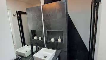 Sèche-cheveux, serviettes fournies, savon, papier toilette