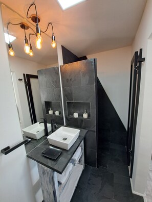 Sèche-cheveux, serviettes fournies, savon, papier toilette