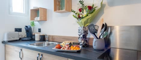 Réfrigérateur, micro-ondes, four, cafetiÚre/bouilloire