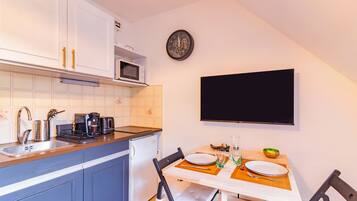 Refrigerador, microondas, cafetera y tetera y tostadora