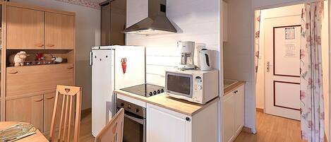 Fridge, microwave, oven, coffee/tea maker