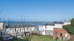 A coastal residential area with houses and a view of the sea. - L'Echappée Bleue - Appt pour 3 Vue mer latérale (Ault)