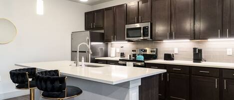 Réfrigérateur, micro-ondes, four, plaque de cuisson