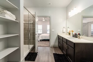 Douche, sèche-cheveux, serviettes fournies, savon