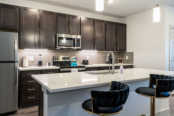 Een koelkast, een microgolfoven, een oven, een kookplaat