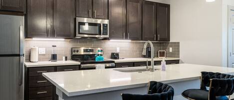 Geladeira, micro-ondas, fogão, cooktop