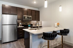 Een koelkast, een microgolfoven, een oven, een kookplaat