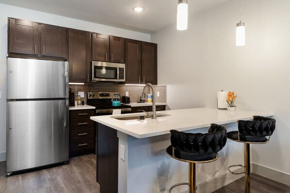 Kylskåp, mikrovågsugn, ugn och spishäll