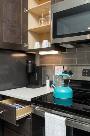 Een koelkast, een microgolfoven, een oven, een kookplaat