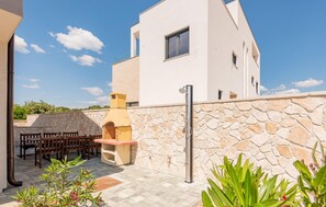 Outdoor dining - 3 bedroom lovely apartment in Mandre (Mandre)