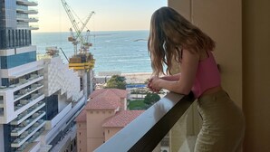 A balcony with a view of the sea and a construction site. - Russian Beach  JBR (Dubai)
