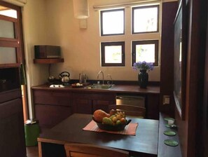 Een koelkast, een magnetron, een oven, een kookplaat