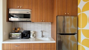 Réfrigérateur, micro-ondes, cafetiÚre/bouilloire, bouilloire électrique