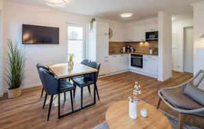 Fridge, microwave, stovetop, dishwasher - Nice home in Tossens with sauna (Tossens)